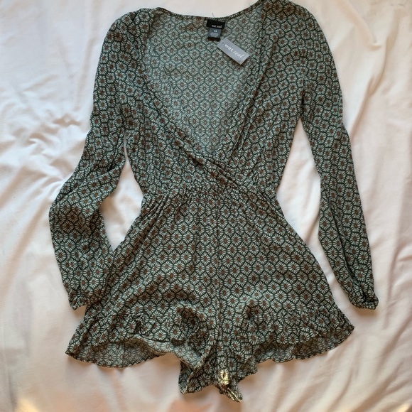 Wet Seal Pants - 💕3/$25💕Wet Seal Green Floral Long Romper XS